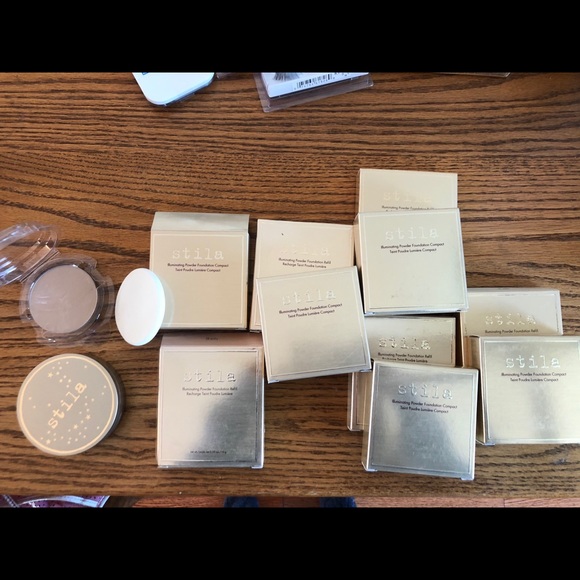 Stila illuminating powder foundation - Picture 2 of 11